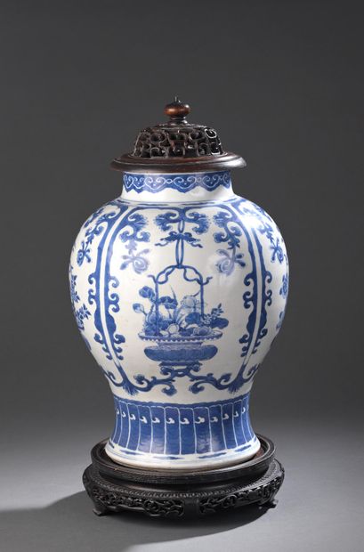 * CHINA, 19th century
Jug decorated with...