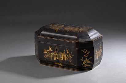 * Box, China 19th
in lacquer with gilded...