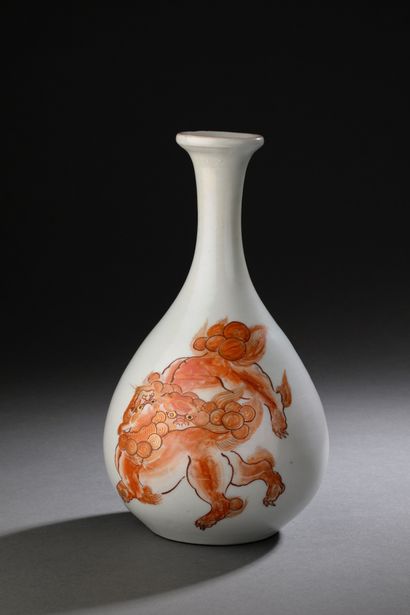 JAPAN, Meiji period (1868-1912)
Bottle decorated...