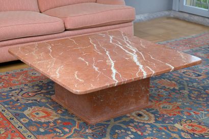 * Incarnate red marble coffee table, 20th...