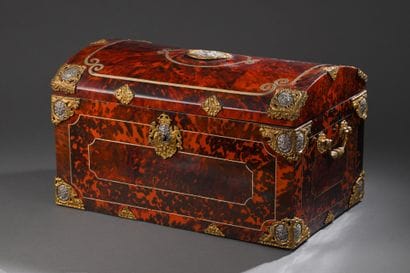 * Rectangular tortoiseshell veneered case,...