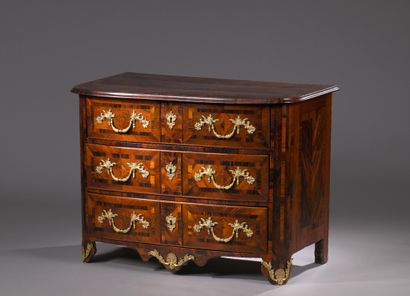 Regency period chest of drawers. 
In rosewood...