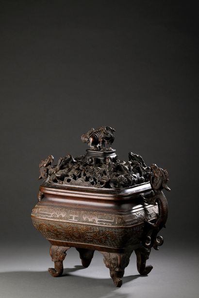 CHINA, 20th century
Quadripod incense burner...