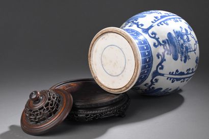 * CHINA, 19th century
Jug decorated with...