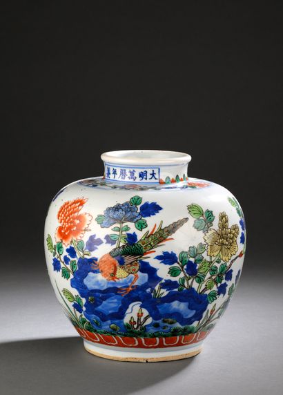 CHINA, 19th century
Ball vase decorated with...