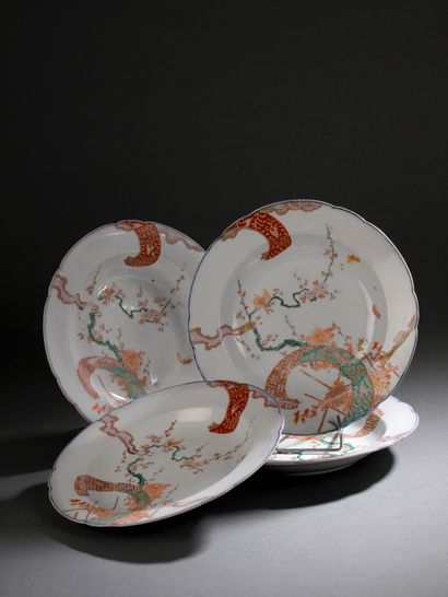 Suite of four soup plates in Tournais porcelain
Polychrome...