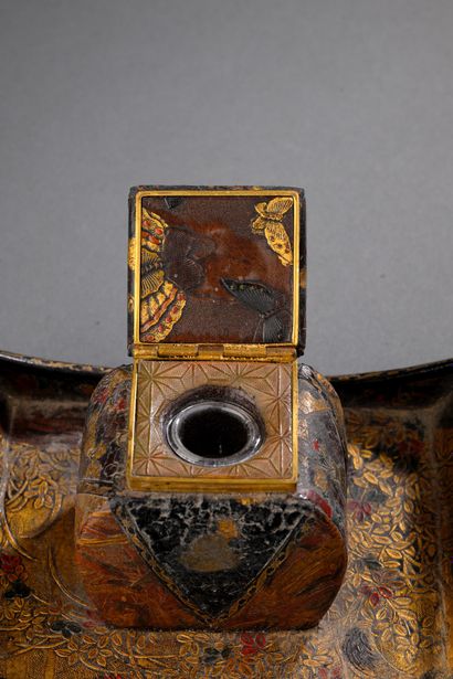 Japanese-style inkwell by l'Escalier de Cristal
Decorated...