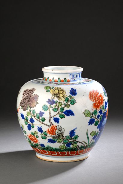 CHINA, 19th century
Ball vase decorated with...