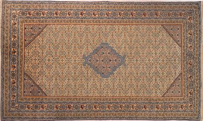* Caucasus - Carpet 
In wool with a medallion...