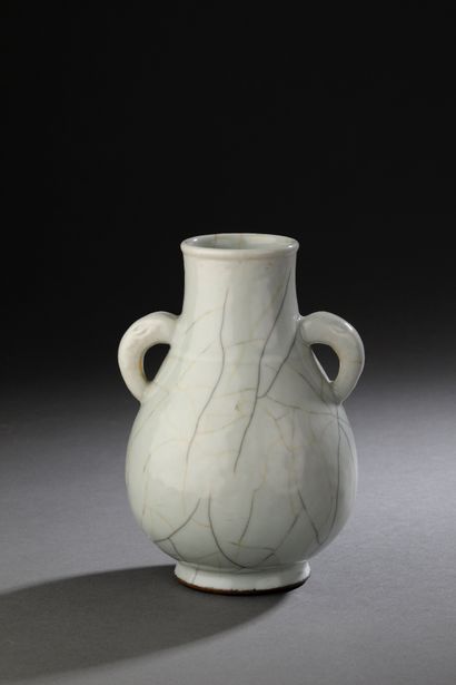 CHINA, Qianlong period (1736-1795)
Vase 
Crackled...