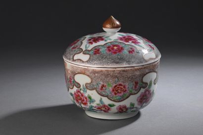 * CHINA, export porcelain, 18th - 19th century
Covered...