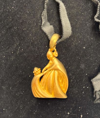 LANVIN
Collier ruban en satin Arpège. 
Hommage...