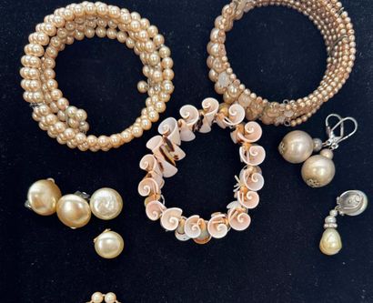 LOT de perles d'imitation comprenant : colliers,...