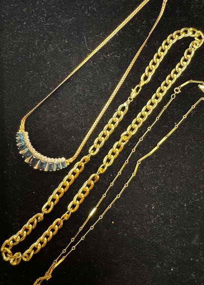 ENSEMBLE de trois colliers en métal doré,...