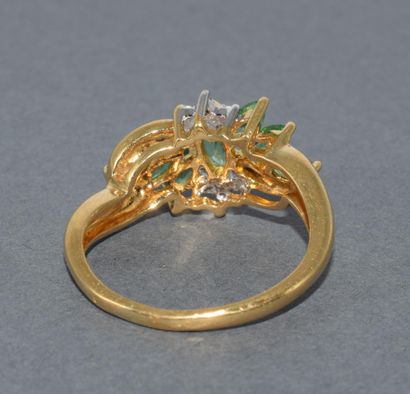 BAGUE en or jaune 18k (750/°°) stylisant...