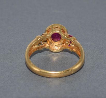 BAGUE en or jaune 18k (750/°°) centrée d’un...