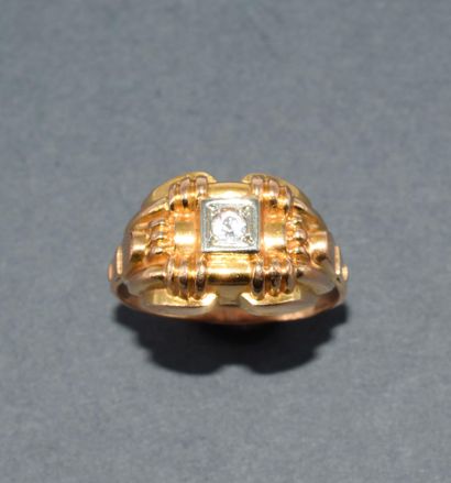 BAGUE en or jaune 18k (750/°°) centrée d’un...
