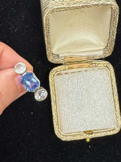 BAGUE jarretière en argent ornée d'une pierre...
