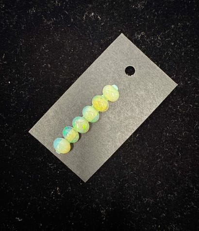 6 cabochons d’Opales ovales.
9mm x 6mm. 1,15ct...
