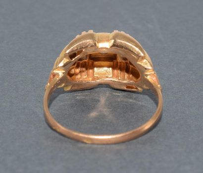 BAGUE en or jaune 18k (750/°°) centrée d’un...