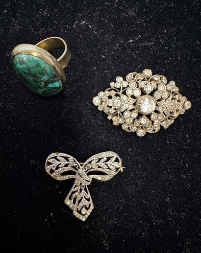 ENSEMBLE de bijoux anciens. 
Broche en argent...