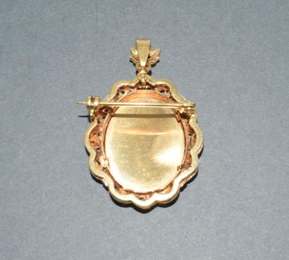 PENDENTIF BROCHE en or jaune 18k (750/°°)...