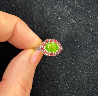 BAGUE ornée de grenats et pierres vertes,...