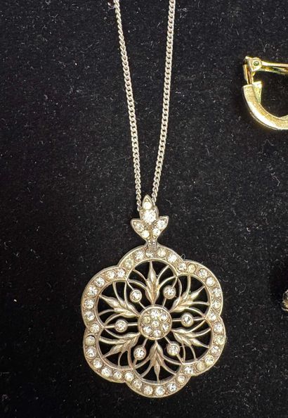 COLLIER orné d'un pendentif fleur en strass...