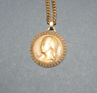 PENDENTIF en or jaune 18k (750/°°) figurant...