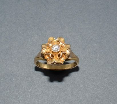 BAGUE en or jaune 18k (750/°°) figurant une...