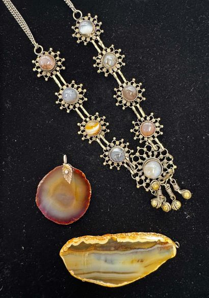COLLIER de pierres dures et métal, et 2 pendentifs...