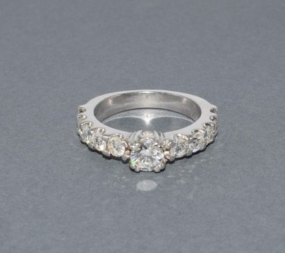 BAGUE SOLITAIRE en or blanc 18k (750/°°)...