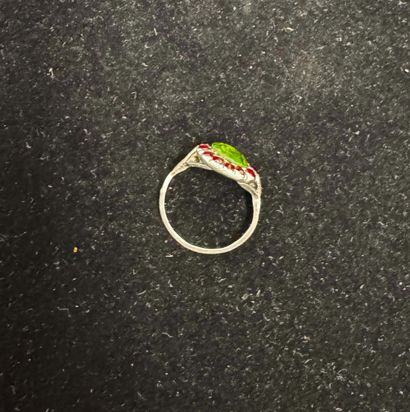 BAGUE ornée de grenats et pierres vertes,...