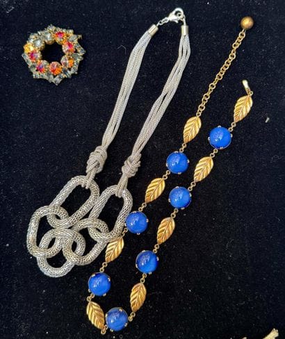 LOT en métal doré ou argenté, perles de rocaille...