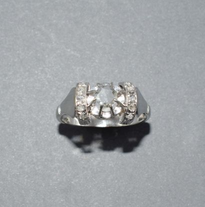 BAGUE ART DECO en or blanc 18k (750/°°) ornée...