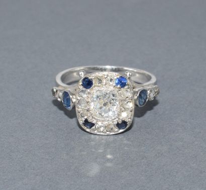 BAGUE ART DECO or blanc 18k (750/°°) centrée...