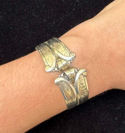 BRACELET rigide ouvrant en argent (835/°°)...