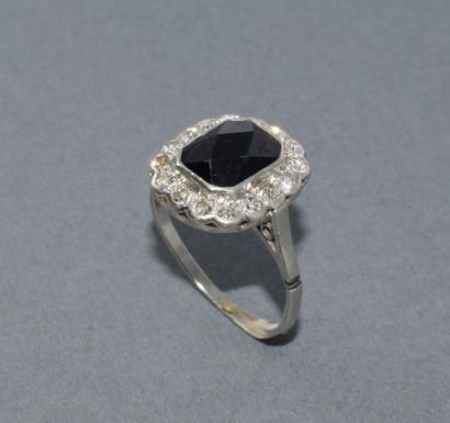 BAGUE Pompadour en platine ornée d’un saphir...