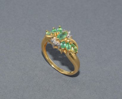 BAGUE en or jaune 18k (750/°°) stylisant...