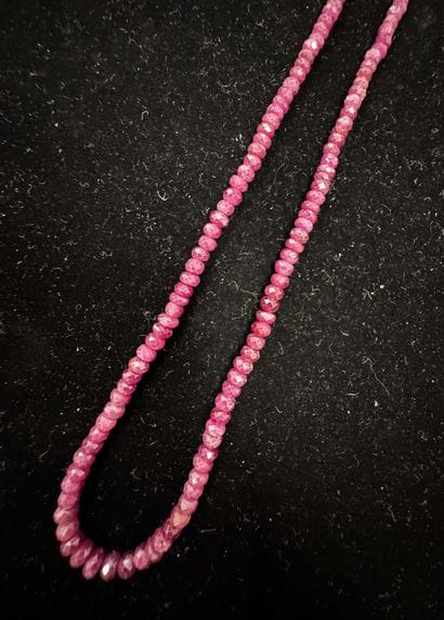 COLLIER de perles de racine de rubis facettés....