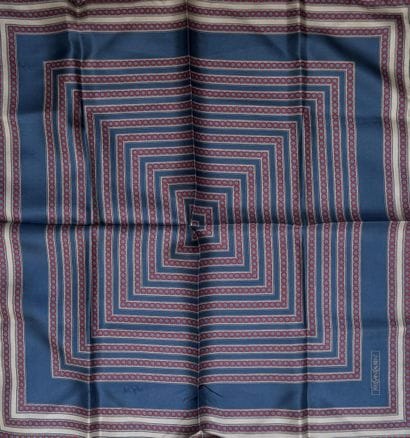 YVES SAINT LAURENT
POCHETTE en soie de couleur...