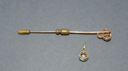EPINGLE et PENDENTIF en or jaune et blanc...