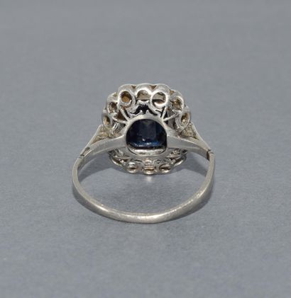 BAGUE Pompadour en platine ornée d’un saphir...