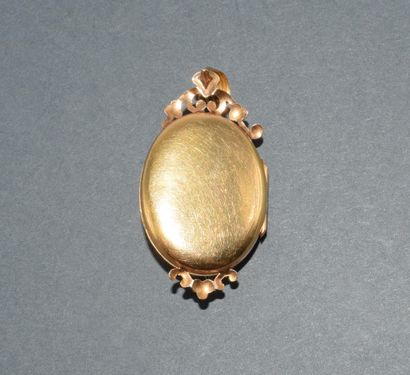 PENDENTIF CASSOLETTE en or jaune 18k (750/°°)...