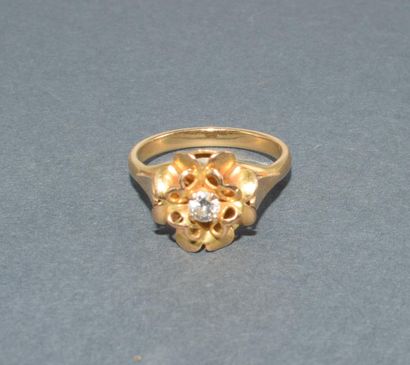 BAGUE en or jaune 18k (750/°°) figurant une...