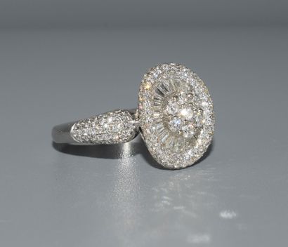 BAGUE en or blanc 18k (750/°°) ornée de diamants...