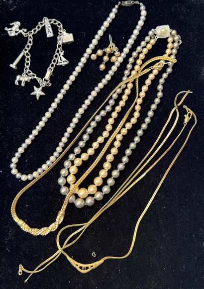 LOT en métal doré, argenté, perles d'imitation,...