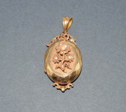 PENDENTIF CASSOLETTE en or jaune 18k (750/°°)...