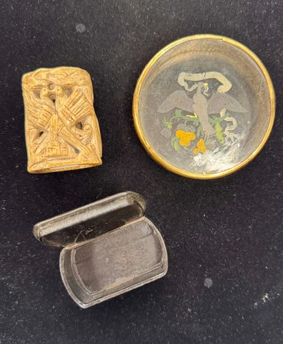 LOT composé d'une boîte, une tabatière et...