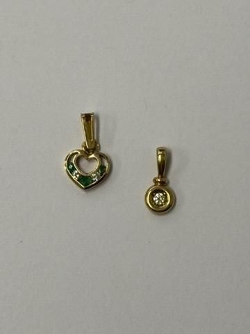 LOT de deux pendentifs en or 18k (750/°°)...